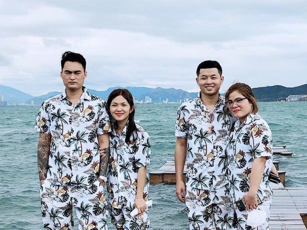 Áo sơ mi là kiểu dáng linh hoạt nhất cho áo hoa đi biển