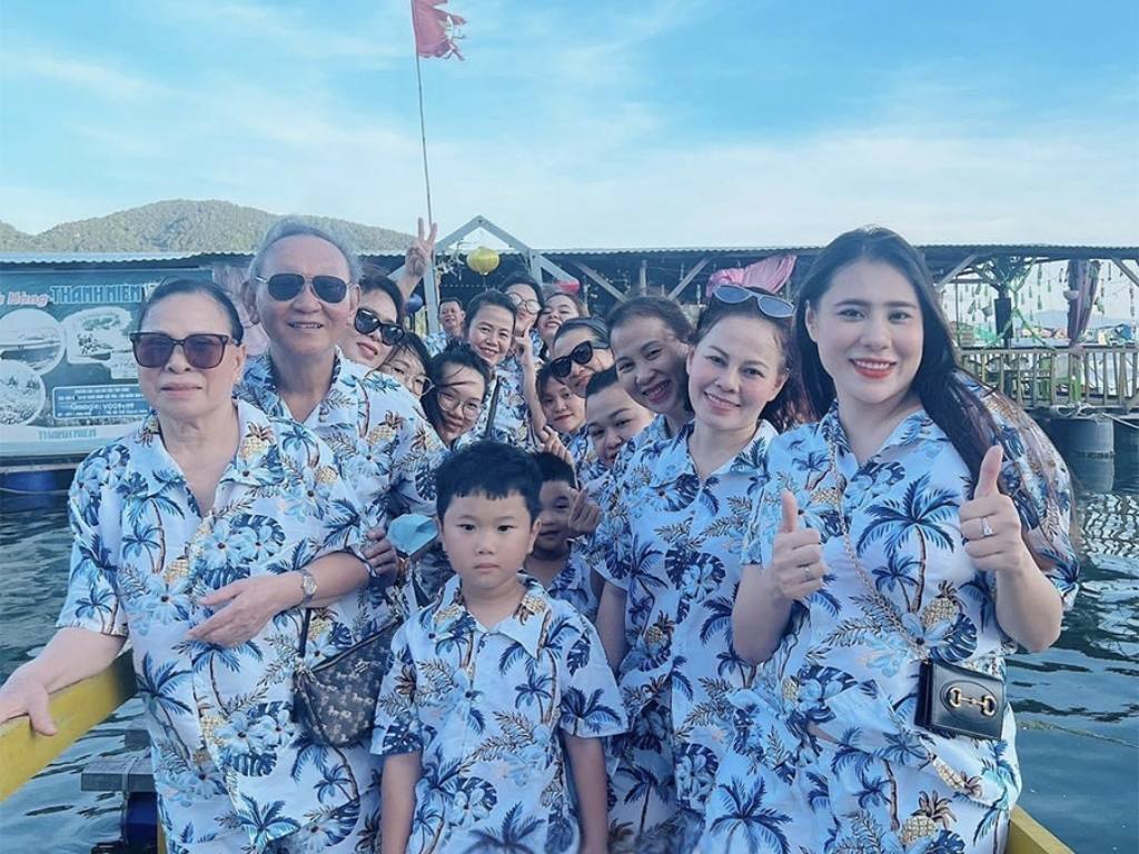 Áo hoa đi biển mang đến cảm giác tươi mới, rạng rỡ và tràn đầy sức sống