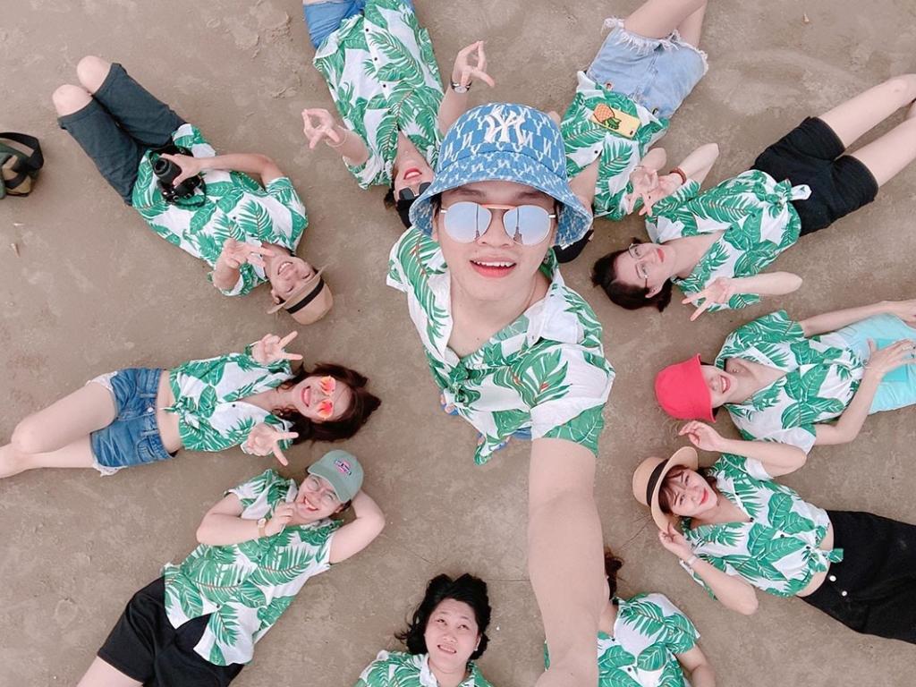 Bạn nên thêm một số món phụ kiện đi kèm để hoàn thiện set đồ hawaii