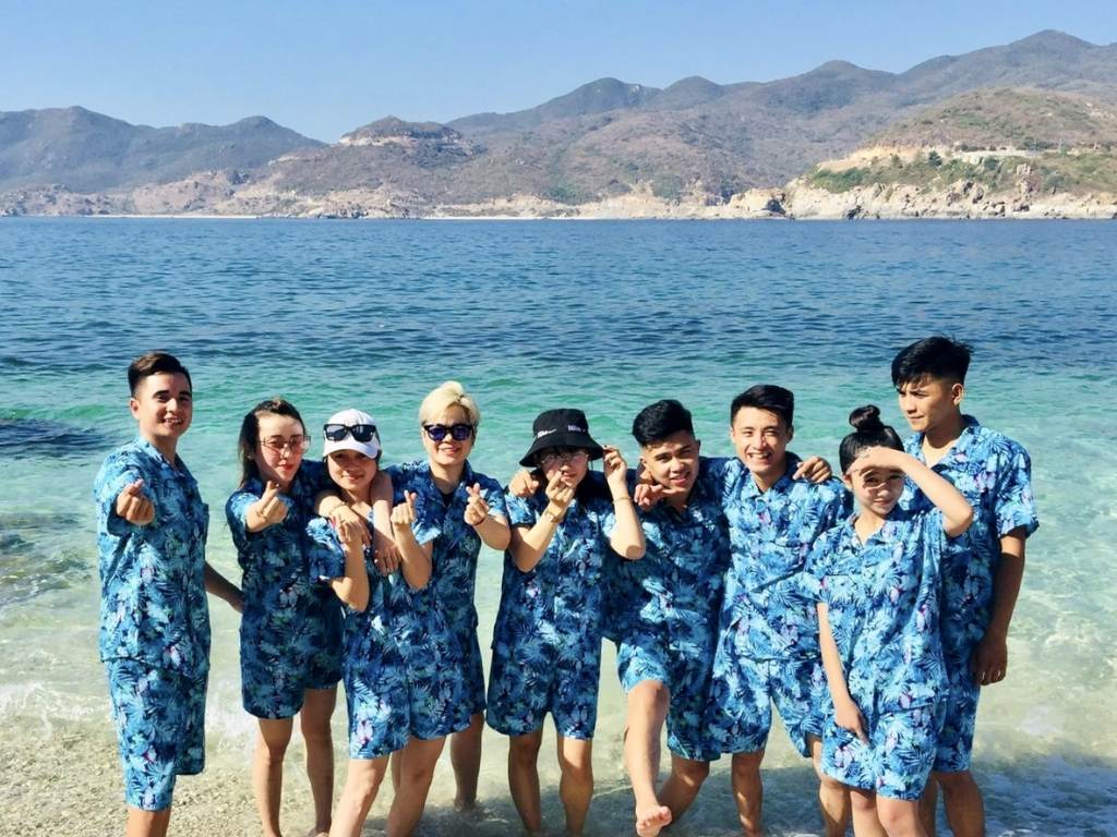 Set đồ hawaii có họa tiết và màu sắc đầy rực rỡ