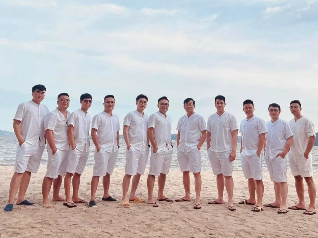 Áo sơ mi trắng đi biển nam mang lại vẻ đẹp tinh tế và tối giản