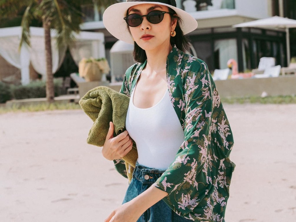 Bạn có thể chọn áo sơ mi vải lụa nếu bạn muốn trông thanh mảnh, mềm mại hơn