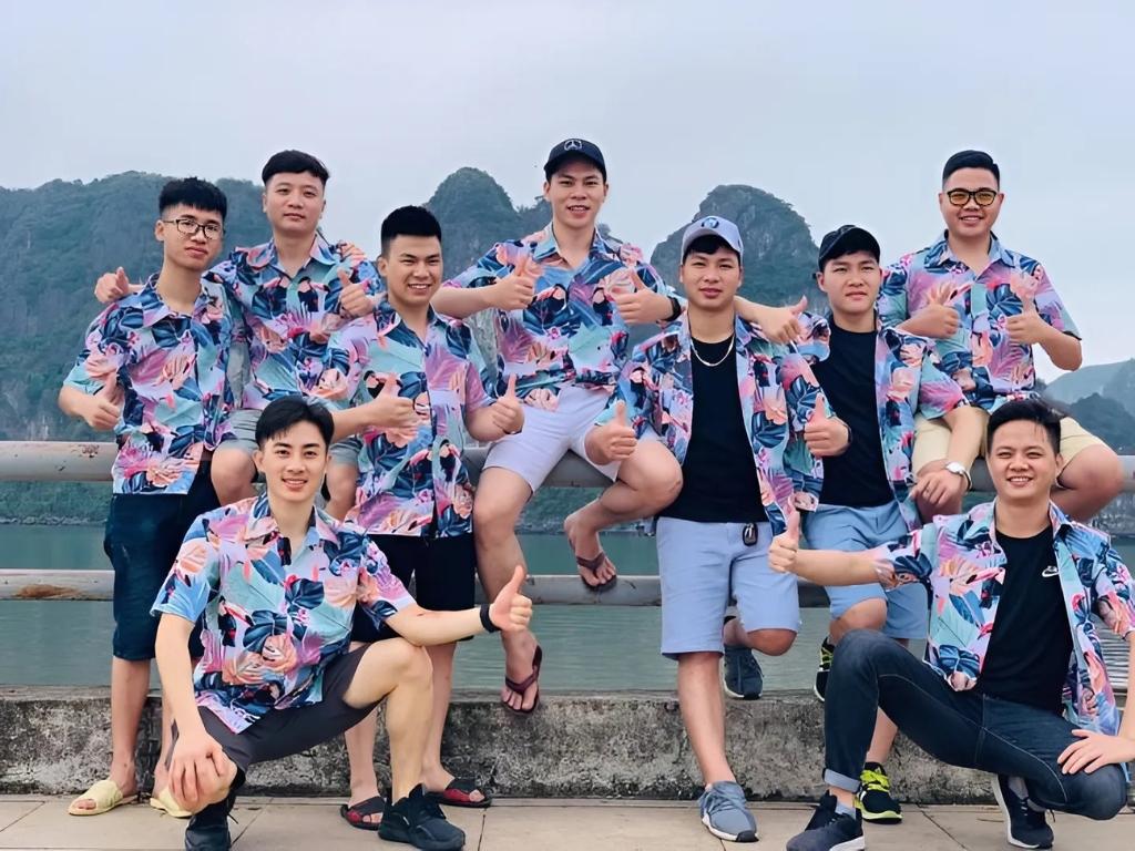 Mặc áo sơ mi hoa lá cùng quần short kaki tạo phong cách thoải mái
