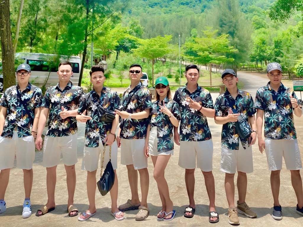 Bạn nên kết hợp áo sơ mi họa tiết hoa lá với quần/váy có màu sắc trung tính