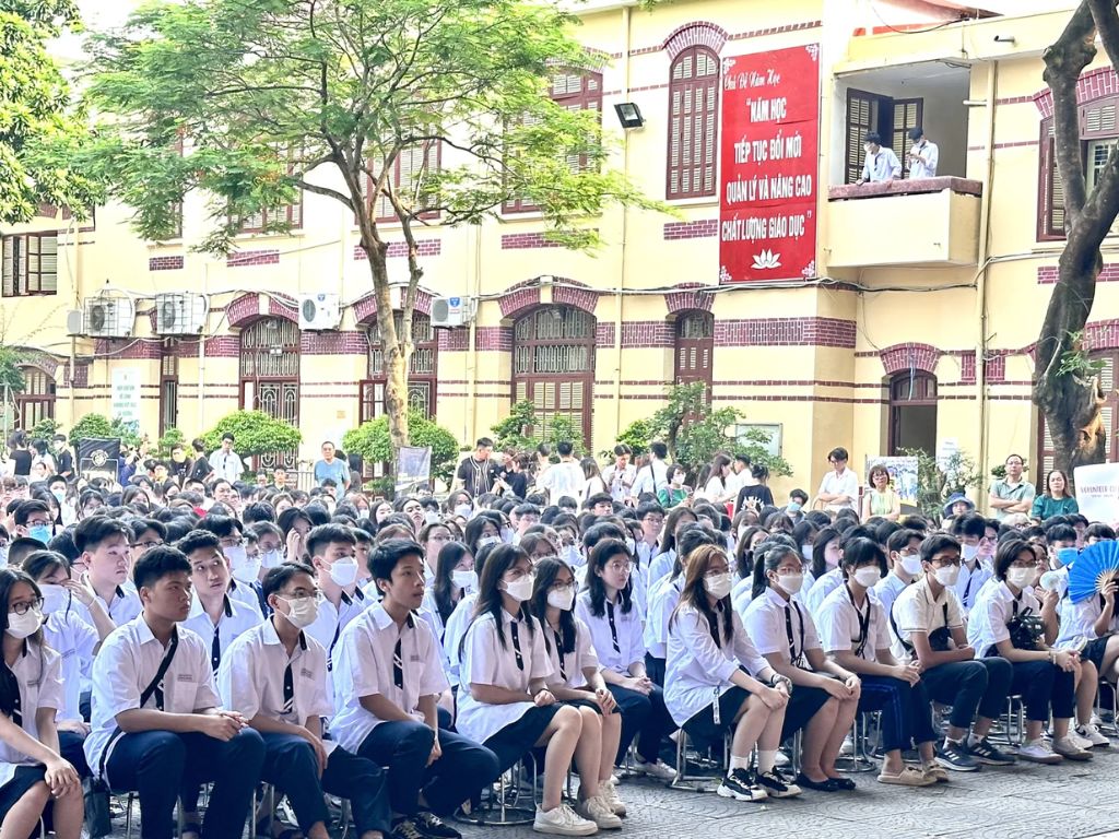 Trang phục chính khóa học sinh Trần Phú - Hoàn Kiếm
