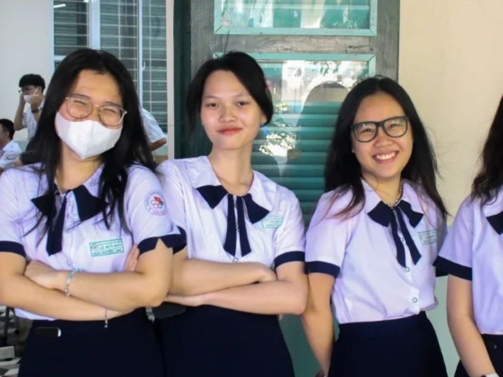 Logo đồng phục trường Lê Quý Đôn thường được thêu hoặc in