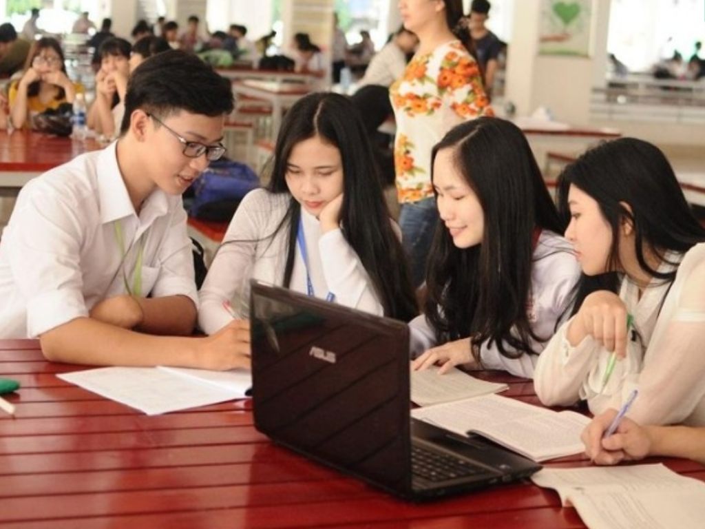 Bộ đồng phục Đại học Sư phạm TPHCM định hình tác phong