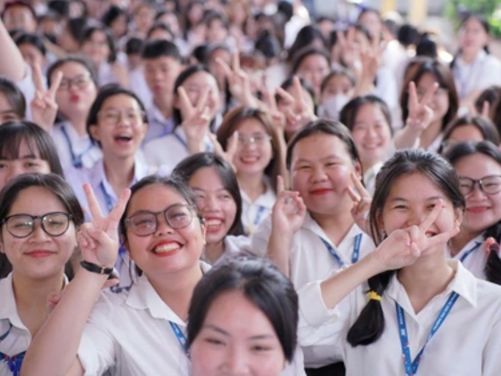 Bộ đồng phục Đại học Sư phạm TPHCM thường bao gồm áo sơ mi