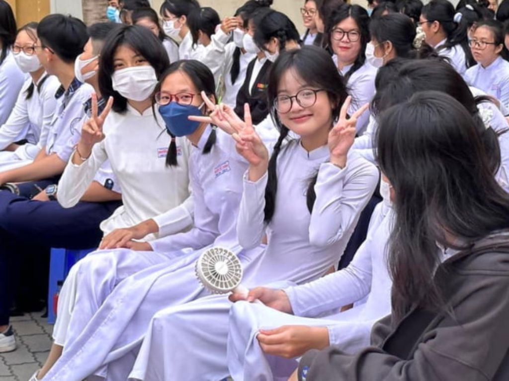 Chất liệu thường được sử dụng để may áo dài là lụa