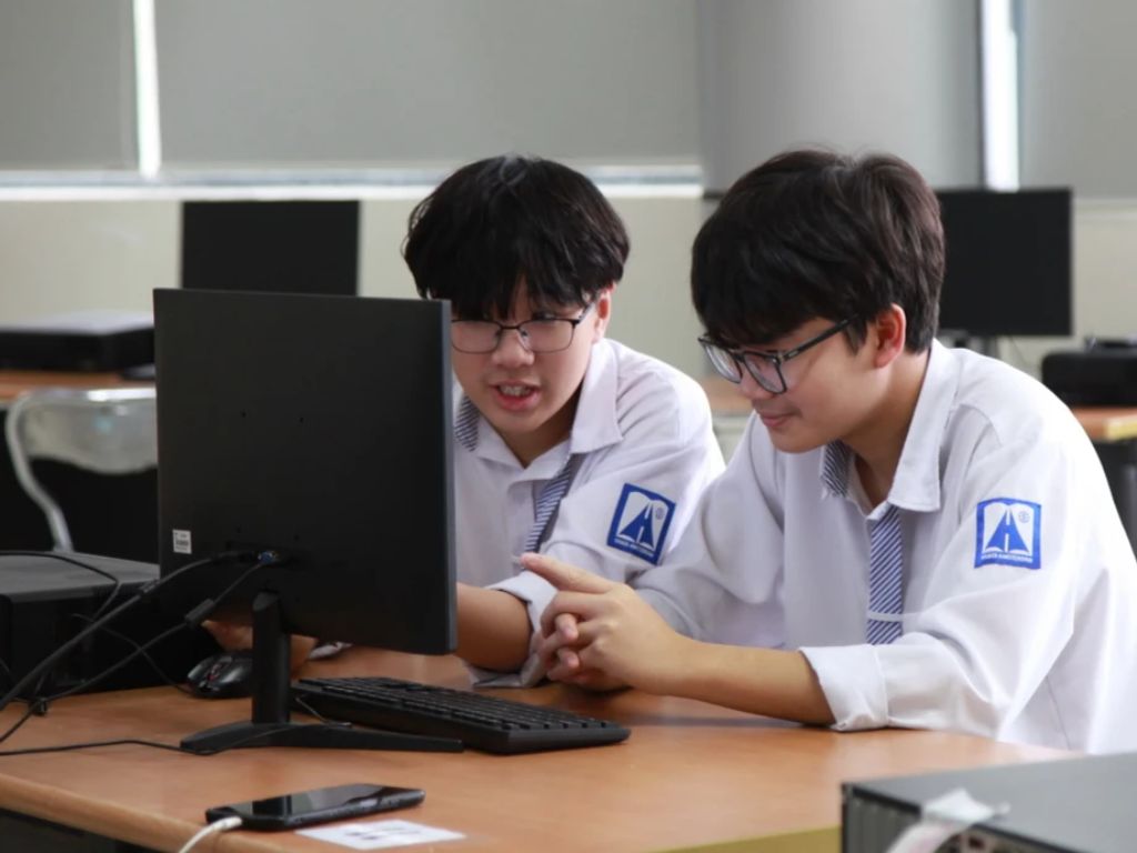 Phụ huynh nên mua đồng phục Amsterdam tại các địa điểm chính thức