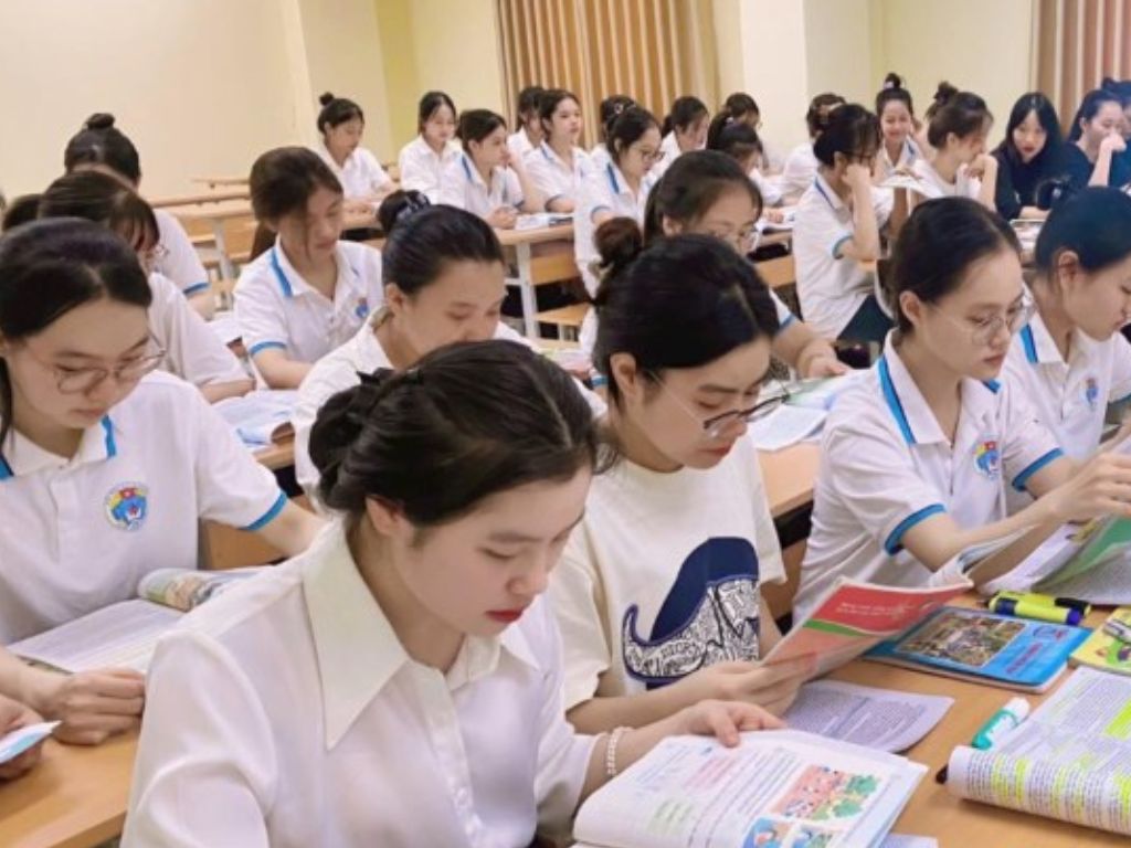 Đồng phục chính khóa của sinh viên thể hiện rõ nét thanh lịch