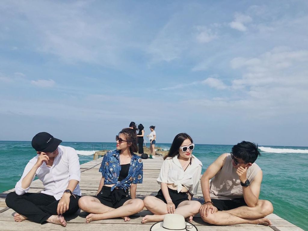 Bạn hãy đảm bảo phối đồ hài hòa khi đi biển