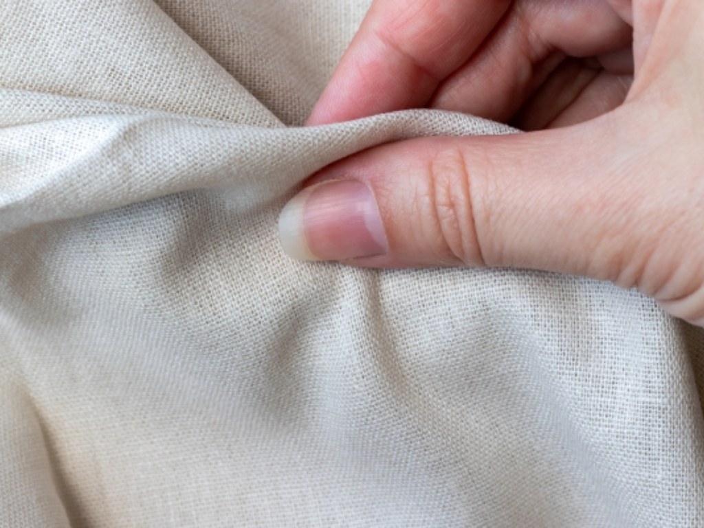 Bạn hãy sờ trực tiếp vào vải để cảm nhận độ mềm mại, khả năng thoáng khí