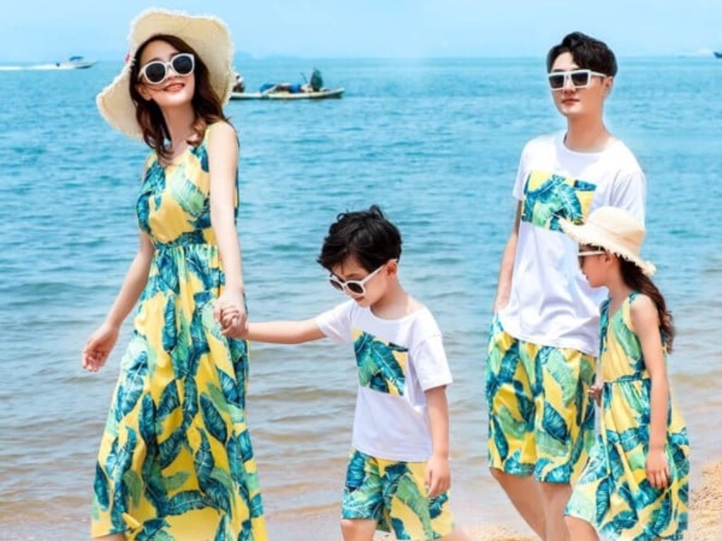 Bộ đi biển cho gia đình thể hiện sự gắn kết một cách tinh tế