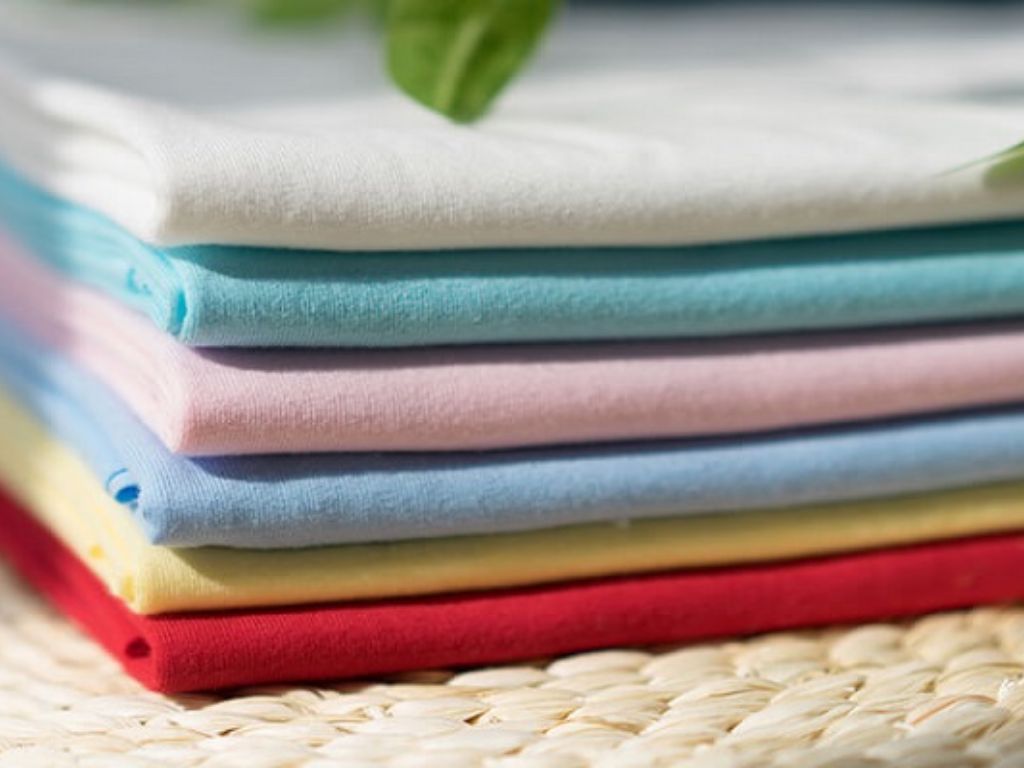 Bạn cần đảm bảo chất liệu thoáng mát khi quan tâm đi biển mặc gì