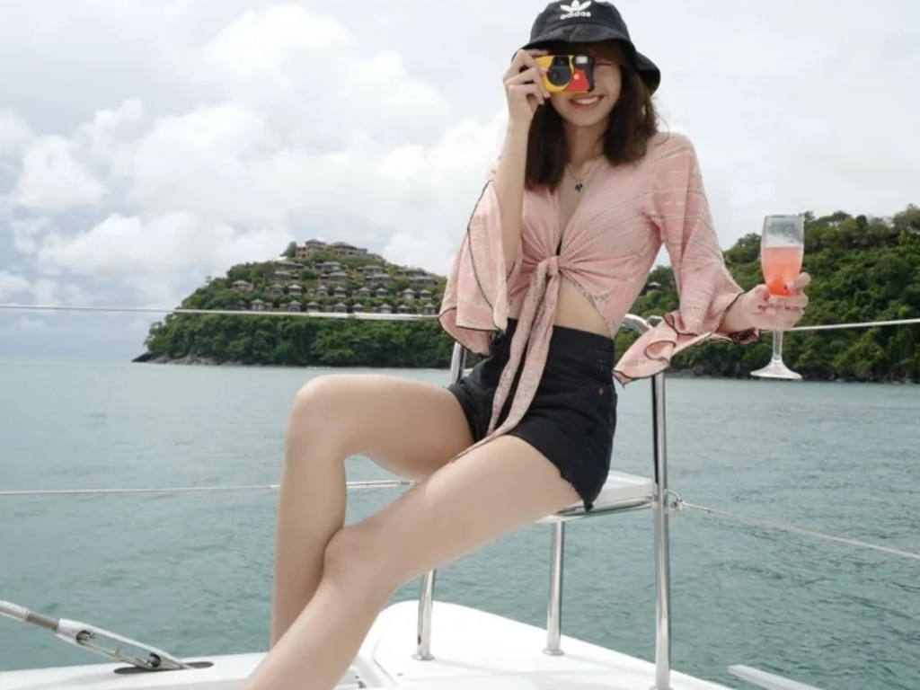 Việc chọn kiểu dáng đồ đi biển phù hợp giúp tôn dáng người mặc