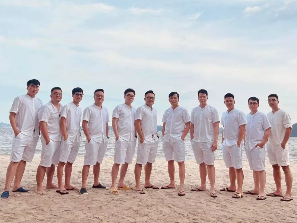 Áo sơ mi trắng kết hợp với quần short trắng vừa chỉn chu vừa thoải mái