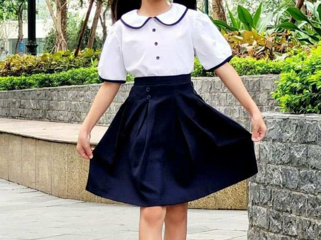 Bạn nên đảm bảo độ dài váy ngang gối hoặc qua gối cho trẻ