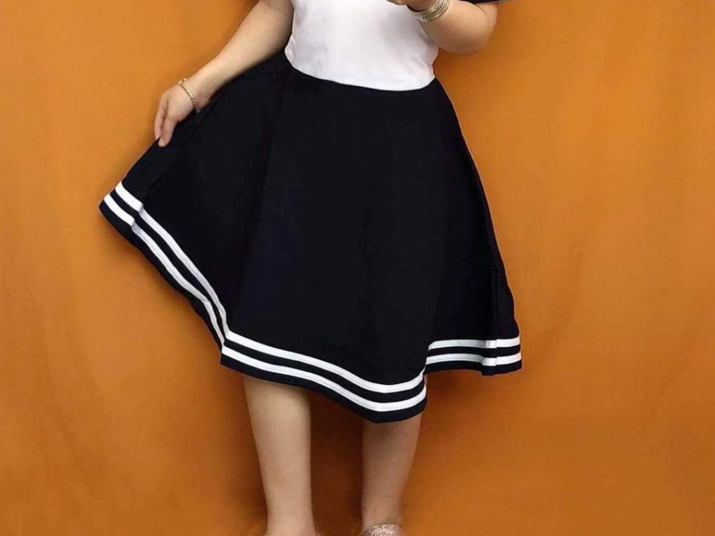 Chân váy trơn có viền trắng rất phù hợp với học sinh
