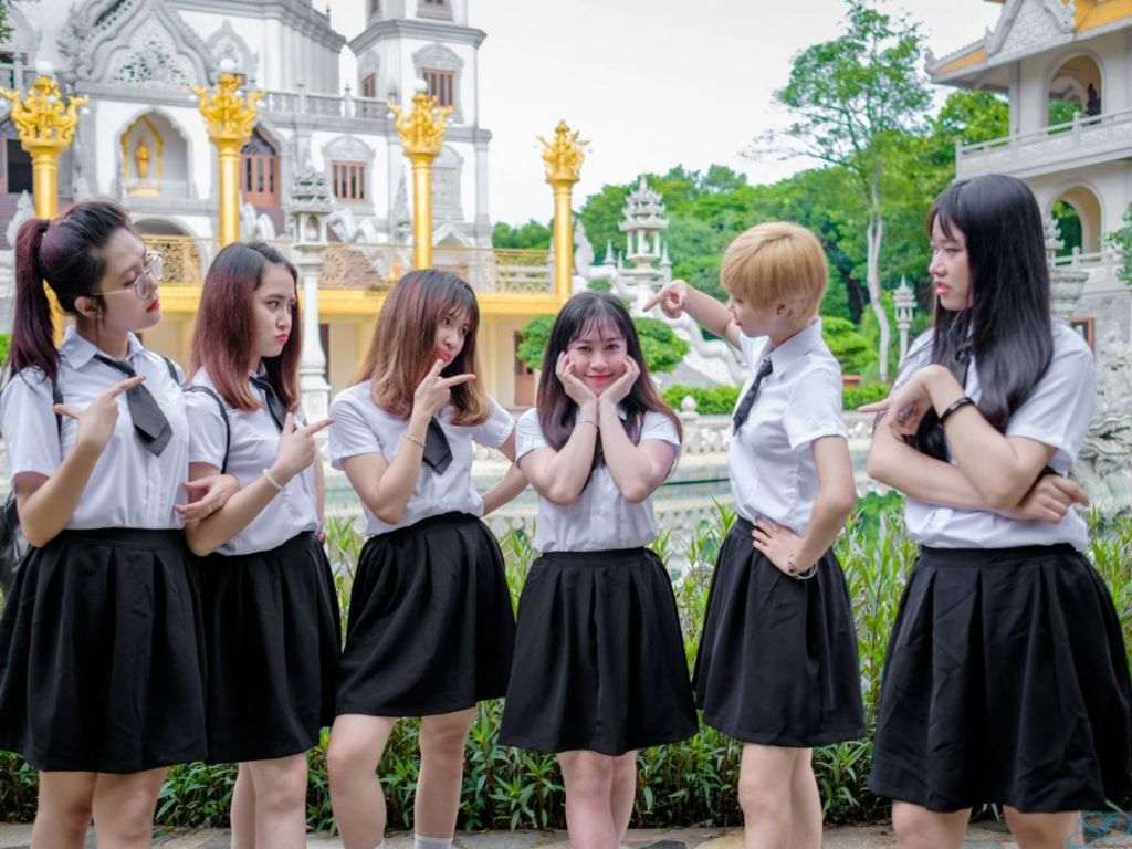 Eo được ôm lại tạo điểm nhấn cho váy đồng phục học sinh