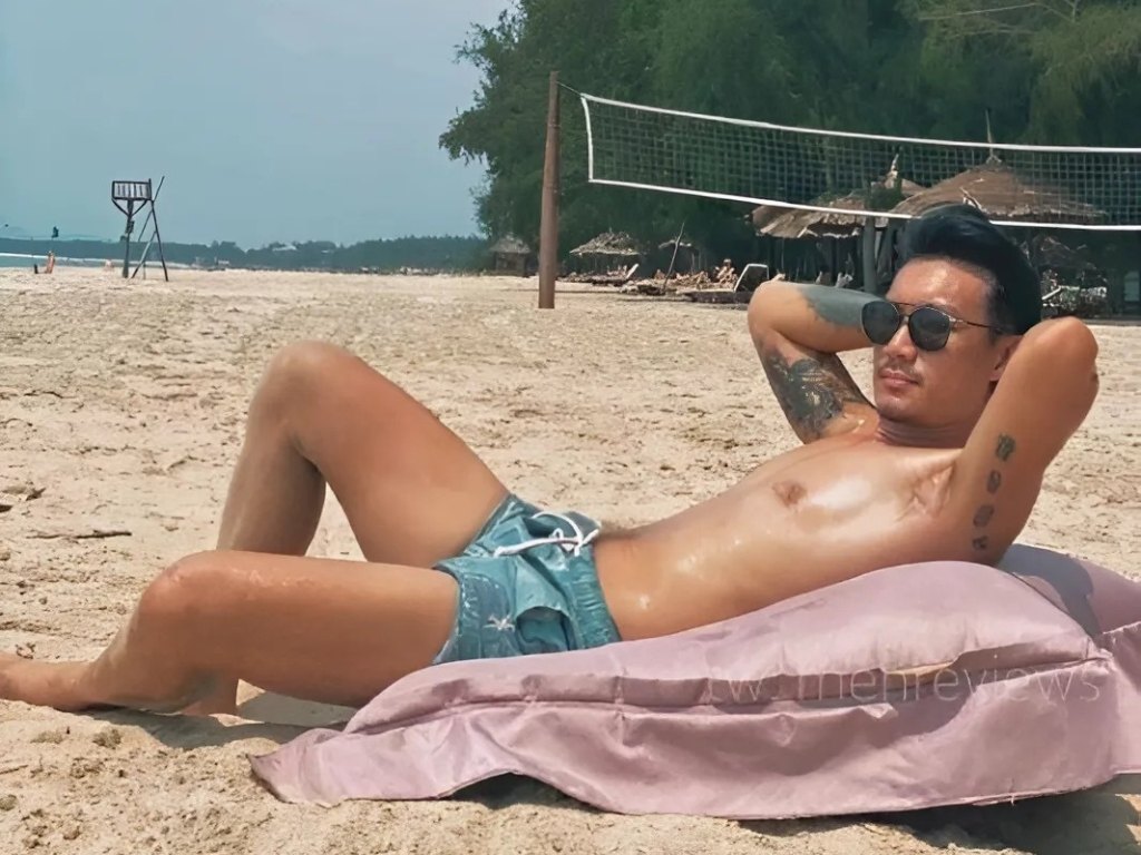 Nam có thể mặc quần short ngắn để nằm tắm nắng trên bãi cát