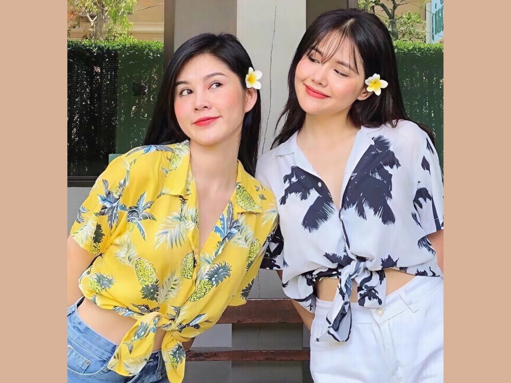 Bạn có thể buột vạt áo sơ mi để bộ đồ đi biển của bạn độc đáo hơn