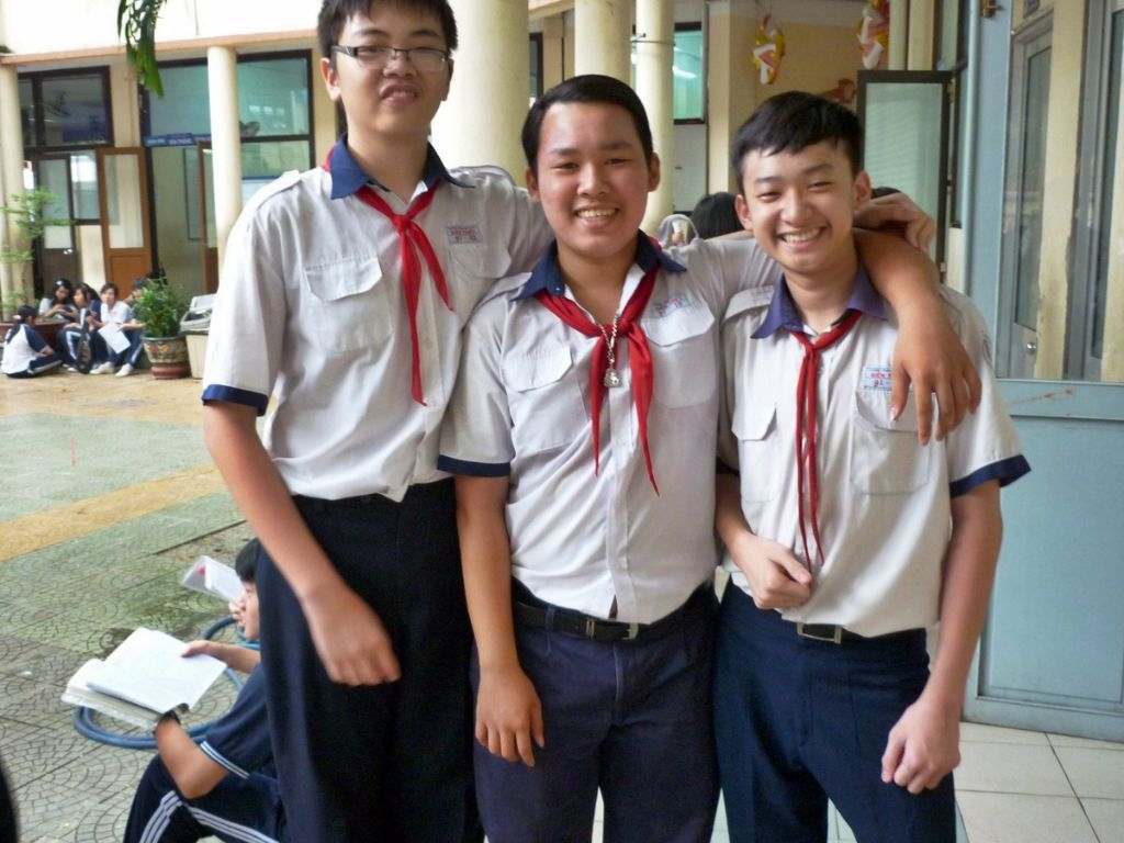 Cách ăn mặc đẹp cho học sinh nam cấp 2 cần đúng quy định trường