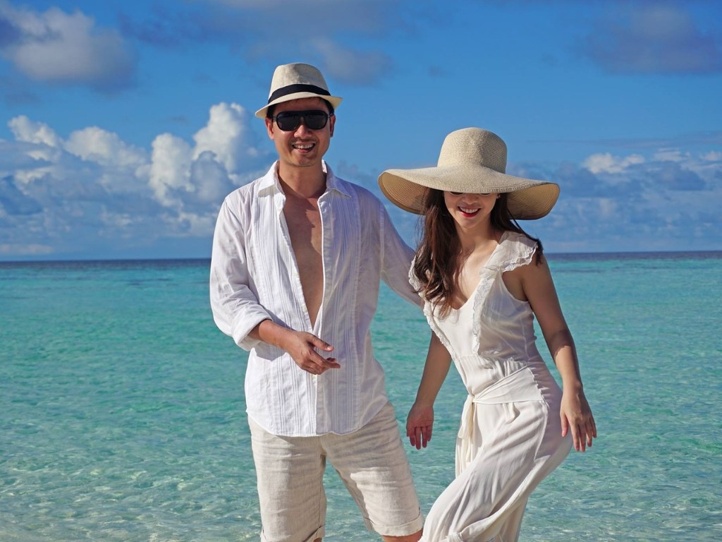Bạn có thể dùng thêm nón và kính râm để phối đồ đi biển giúp nâng tầm outfit
