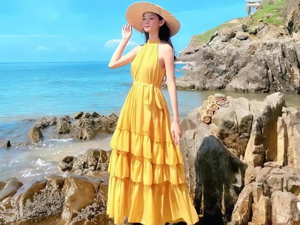 Váy maxi kết hợp với nón rộng vành tạo nên một outfit đi biển hoàn hảo
