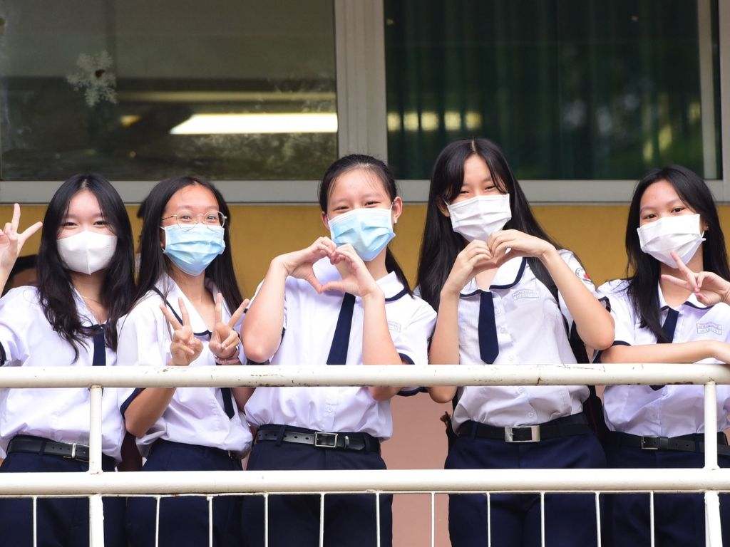 Quần tây rất dễ phối đồ để bạn đi học
