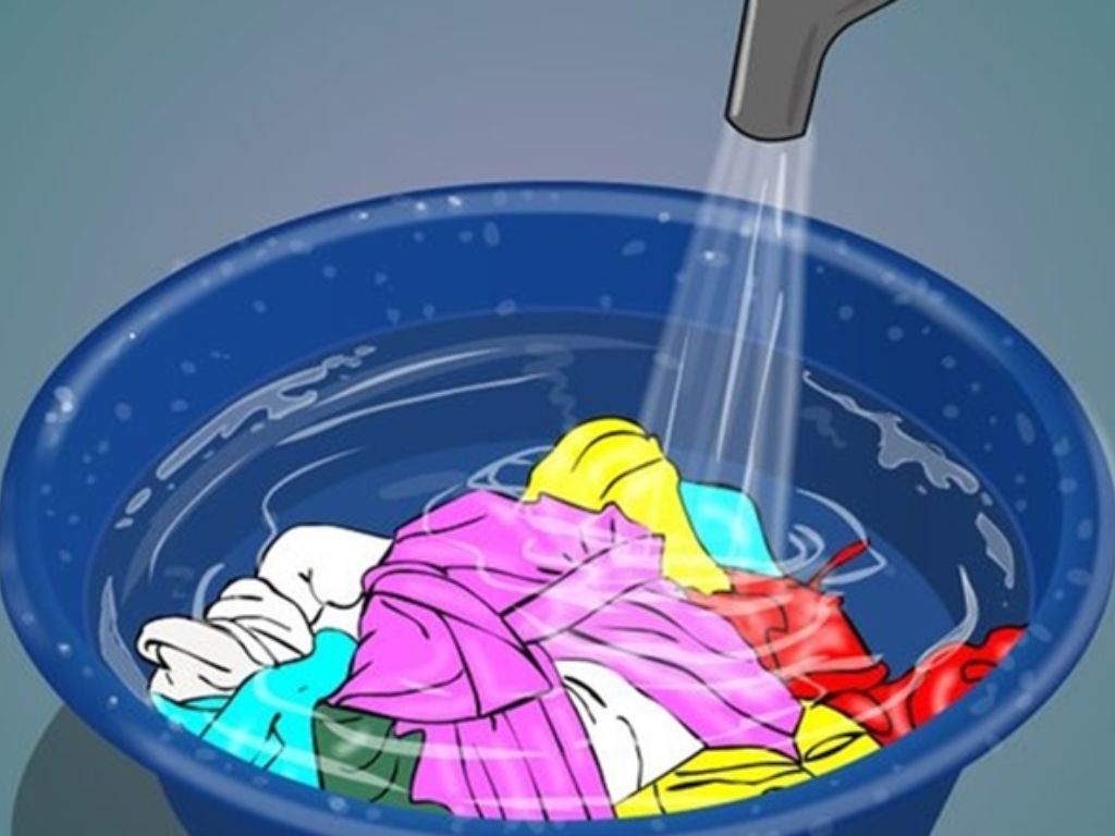 Bạn có thể ngâm với nước khi sử lý vết bẩn