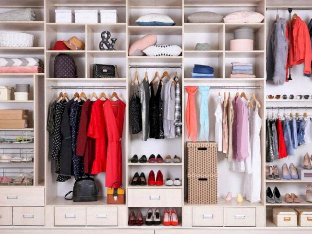 Bạn cần sắp xếp quần áo gọn gàng khi bảo quản