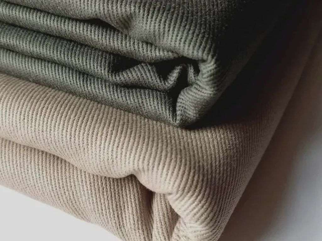 Vải Kaki được xem là một lựa chọn bền bỉ khi may đồng phục