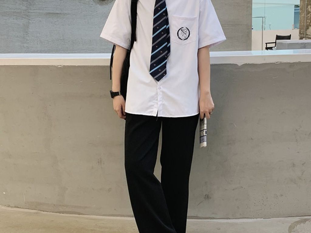 Quần tây học sinh thường có màu đen