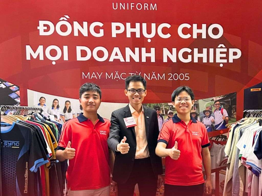 Đội ngũ Nhất Khoa giúp bạn chọn quần học sinh nam cấp 3