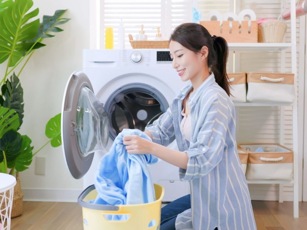 Bạn chỉ dùng một lượng vừa đủ bột giặt hoặc nước giặt có tính tẩy nhẹ