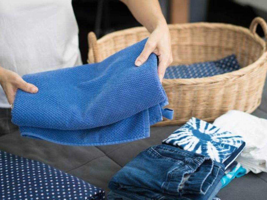 Bạn nên gấp gọn quần tây học sinh và bỏ trong tủ