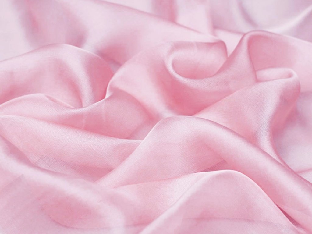 Bạn nên ưu tiên chọn chất liệu voan lụa để may set đồ đi biển cho nữ