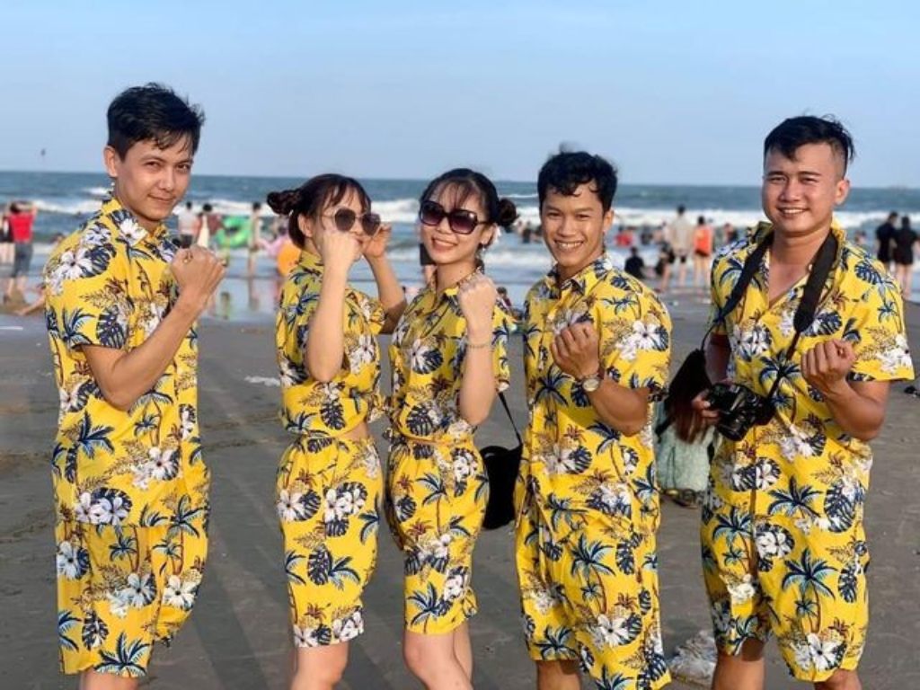 Bạn có thể chọn họa tiết nhiệt đới và gam màu sáng cho đồ đi biển