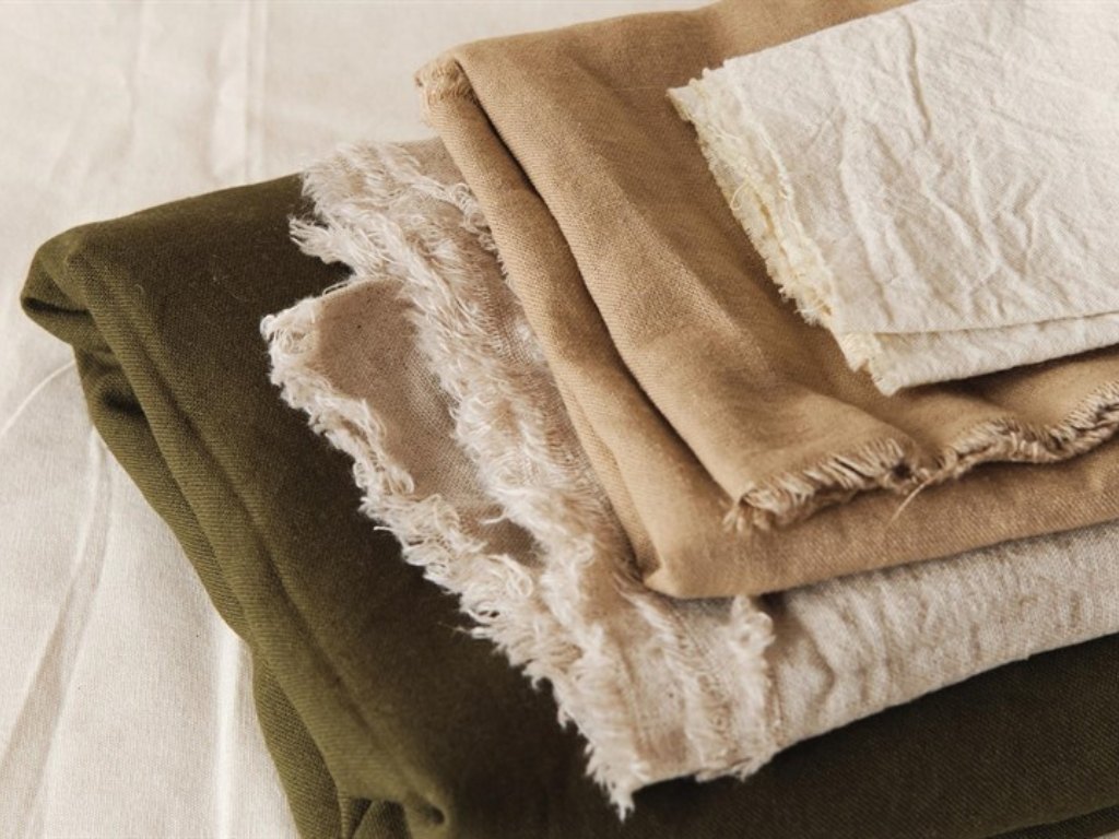 Bạn hãy ưu tiên vải linen có sự thoáng mát tốt giúp bạn thoải mái vui chơi ngoài trời