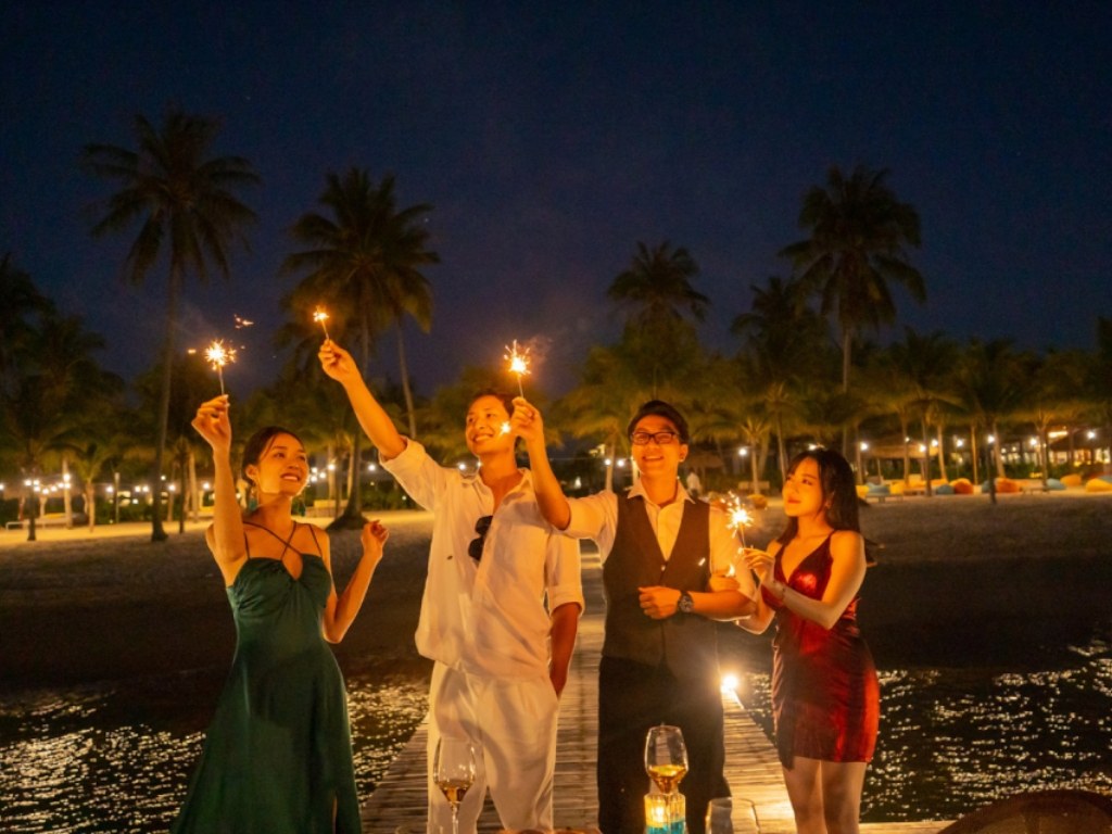 Đi biển nên mặc đồ gì khi đi ăn tối? Câu trả lời là bộ đồ chỉn chu và phóng khoáng