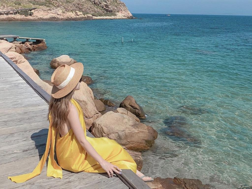 Mũ rộng vành là một phụ kiện thời trang đi biển sành điệu