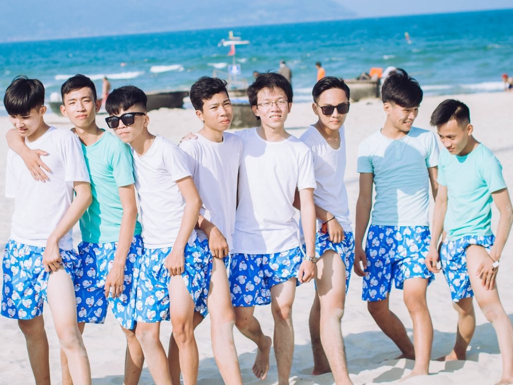 Áo thun cổ tròn là đồ đi biển nam quen thuộc, dễ mặc và dễ phối đồ