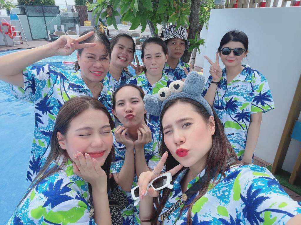 Nếu gia đình đi biển bạn có thể chọn màu tươi sáng cho bộ đồ gia đình