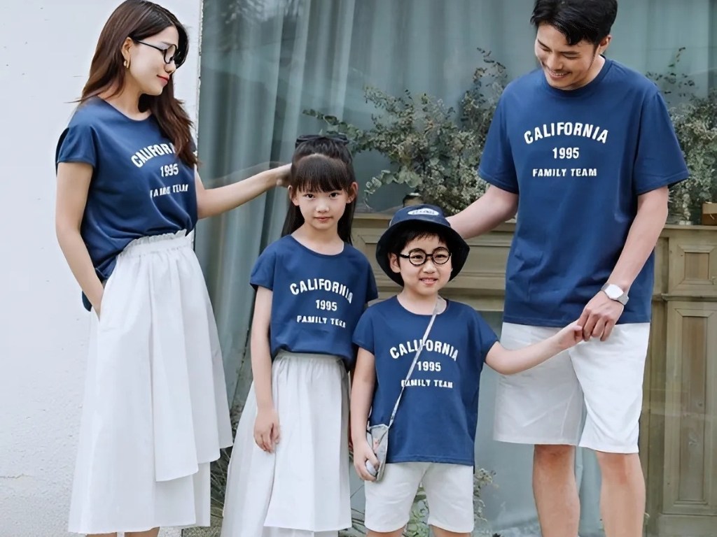 Áo thun cổ tròn là kiểu dáng áo gia đình phổ biến