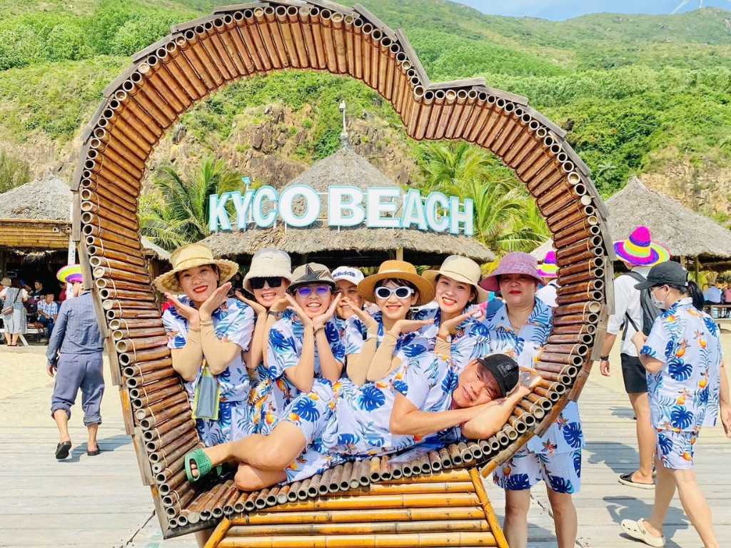 Nếu gia đình đi du lịch thì bạn nên chọn đồng phục gia đình có thiết kế năng động