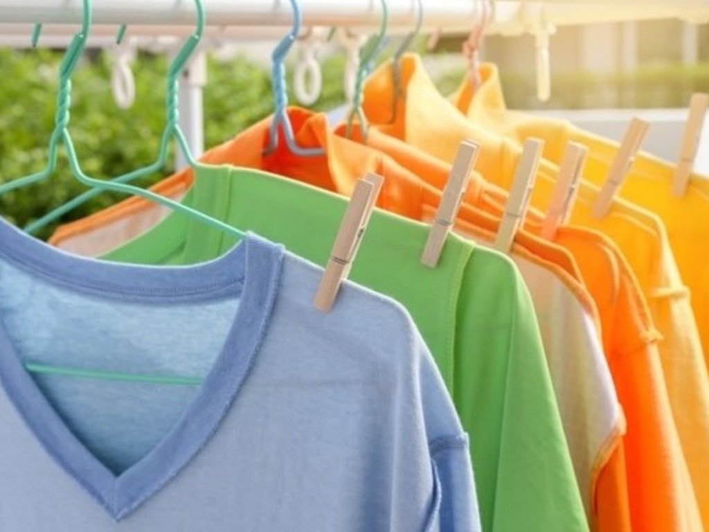 Bạn nên lộn trái áo khi phơi để tránh làm vải bị phai màu
