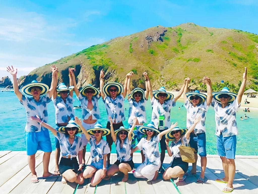 Bạn có thể sử dụng thêm nón đồng điệu để hoàn thiện bộ đồ gia đình