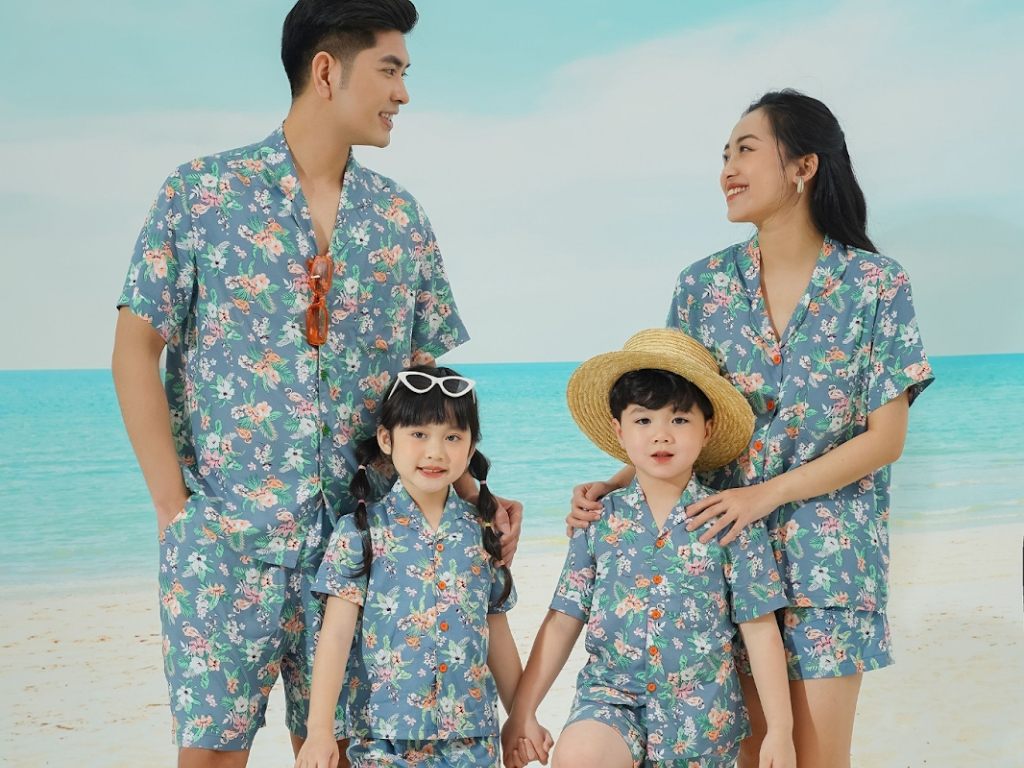 Áo gia đình theo một phong cách nhất quán giúp bức ảnh kỷ niệm thêm phần đặc biệt