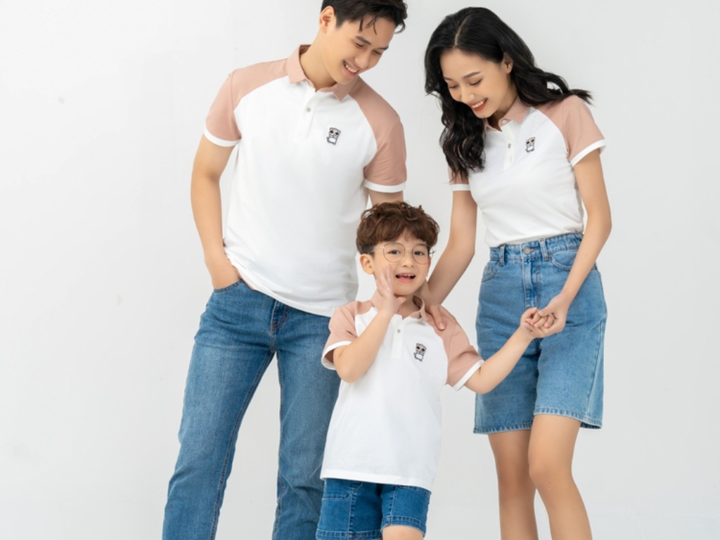 Set áo thun và quần short/jean mang đến vẻ năng động, trẻ trung cho cả nhà
